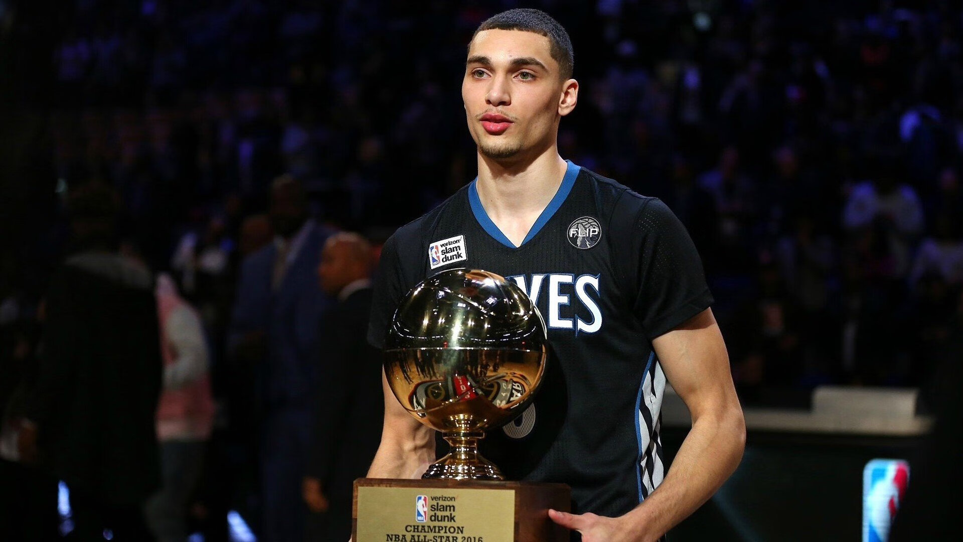 季后赛门票火热，球迷提前抢票热情高涨，季后赛票价