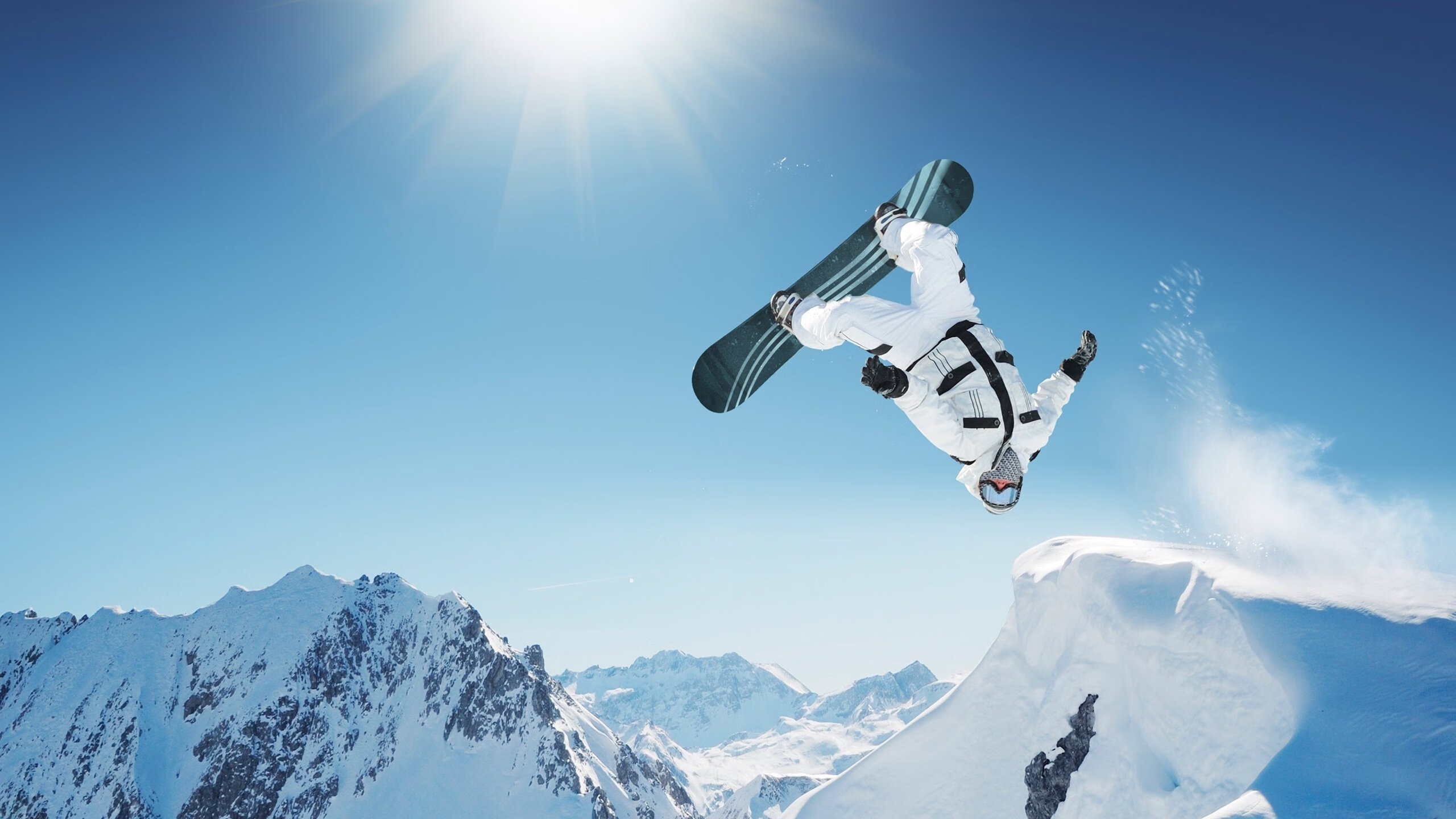 瑞士守门员戴滑雪镜上场，时尚感满分，瑞士足球守门员